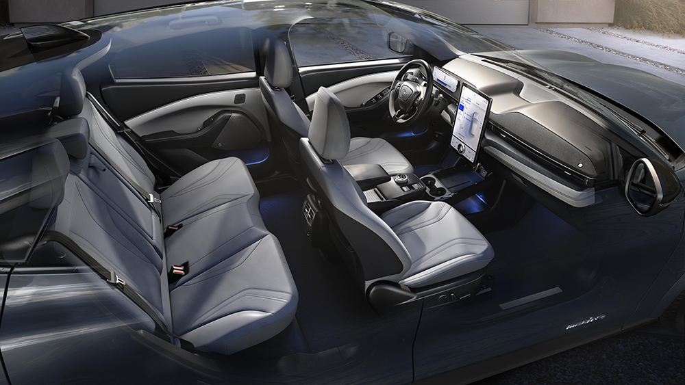 全新福特Mustang Mach-E巧妙的外观及工程设计带来了宽适的后排空间以