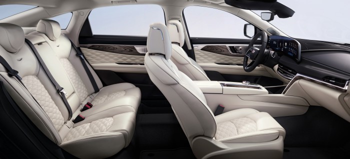 配图4：全新内饰主题配色「云端谧境」