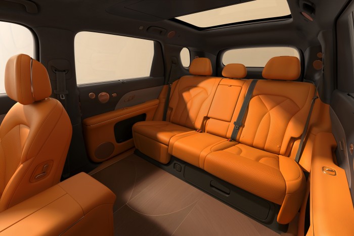 7、智己LS8科技旗舰大五座坐拥同级最强大空间，二排媲美行政MPV