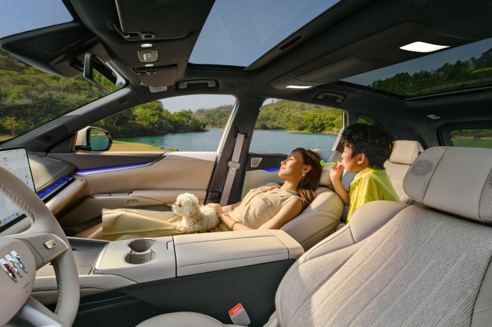 别克至境 E7 全系标配伊姆斯零重力躺椅与一键成床功能