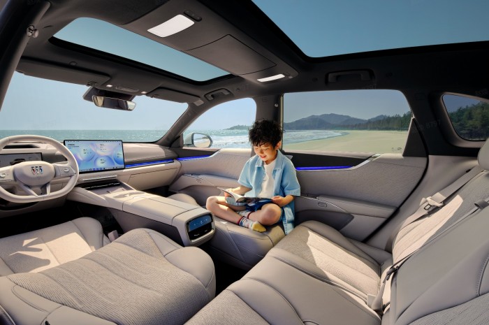 别克至境 E7 全系标配同级唯一的南德 TÜV 护眼智慧顶灯