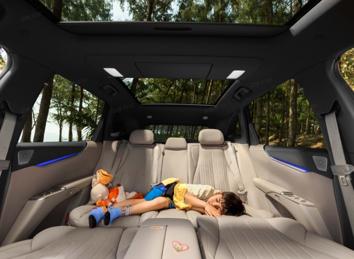 前风挡及四门5mm双层声学玻璃与ANC主动降噪系统，营造图书馆级的静谧休憩空间