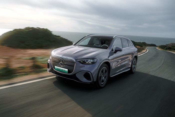 Test Drive elektrischer Mercedes-Benz GLC, Algarve, Portugal 2026. Exterieur: AMG Line, Metalliclack lavender silber Interieur: Leder ivory beige / schwarz  Mercedes-Benz GLC 400 4MATIC mit EQ Technologie: Energieverbrauch kombiniert: 18,9‒14,9 kWh/100 km | CO₂-Emissionen kombiniert: 0 g/km | CO₂-Klasse: A // Test Drive electric Mercedes-Benz GLC, Algarve, Portugal 2026. Exterior: AMG Line, lavender silver metallic  Interior: Leather ivory beige / black  Mercedes-Benz GLC 400 4MATIC with EQ Technology: Combined energy consumption: 18.9–14.9 kWh/100 km | Combined CO₂ emissions: 0 g/km | CO₂ efficiency class: A