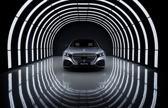 Die neue S-Klasse. Stuttgart, 2026. Lackfarbe: Hightechsilber metallic Exterieur: AMG Line; Night-Paket Interieur: Exklusives Nappa-Leder macchiatobeige / magmagrau; Exklusiv-Paket  The new S-Class. Stuttgart, 2026. Exterior colour: Hightech silver metallic Exterior: AMG Line; Night Package Interior: Exclusive Nappa leather macchiatobeige / magmagrey; Exclusive Package