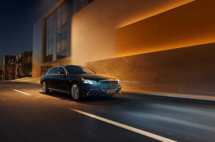 Die neue S-Klasse GUARD. Stuttgart, 2026. Mercedes‑Benz S 680 GUARD 4MATIC | Energieverbrauch kombiniert: 19,1 l/100 km | CO₂-Emissionen kombiniert: 434 g/km | CO₂-Klasse: G[1] [1] Die angegebenen Werte wurden nach dem vorgeschriebenen Messverfahren WLTP (Worldwide harmonised Light-duty vehicles Test Procedures) ermittelt. Der Energieverbrauch und der CO2-Ausstoß eines Pkw sind nicht nur von der effizienten Ausnutzung des Kraftstoffs bzw. des jeweiligen Energieträgers durch den Pkw, sondern auch vom Fahrstil und anderen nichttechnischen Faktoren abhängig.;Mercedes‑Benz S 680 GUARD 4MATIC | Energieverbrauch kombiniert: 19,1 l/100 km | CO₂-Emissionen kombiniert: 434 g/km | CO₂-Klasse: G* The new S-Class. GUARD Stuttgart, 2026. Mercedes-Benz S 680 GUARD 4MATIC | Combined fuel consumption: 19.1 l/100 km | Combined CO₂ emissions: 434 g/km | CO₂ Class: G[1] [1] The figures provided were determined in accordance with the prescribed WLTP (Worldwide Harmonised Light-Duty Vehicles Test Procedure) measurement method. A vehicle's fuel consumption and CO2 emissions depend not only on the efficient utilization of fuel or energy source by the vehicle itself, but also on driving style and other non-technical factors.;Mercedes-Benz S 680 GUARD 4MATIC | Combined fuel consumption: 19.1 l/100 km | Combined CO₂ emissions: 434 g/km | CO₂ Class: G*