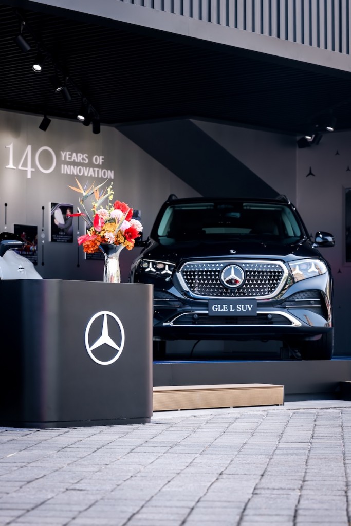 04. 全新梅赛德斯-奔驰长轴距GLE SUV，以商务舱级舒适体验、搭载行业领先的智能科技以及全新3.0升直列六缸发动机和智能四驱系统，展现全场景从容实力